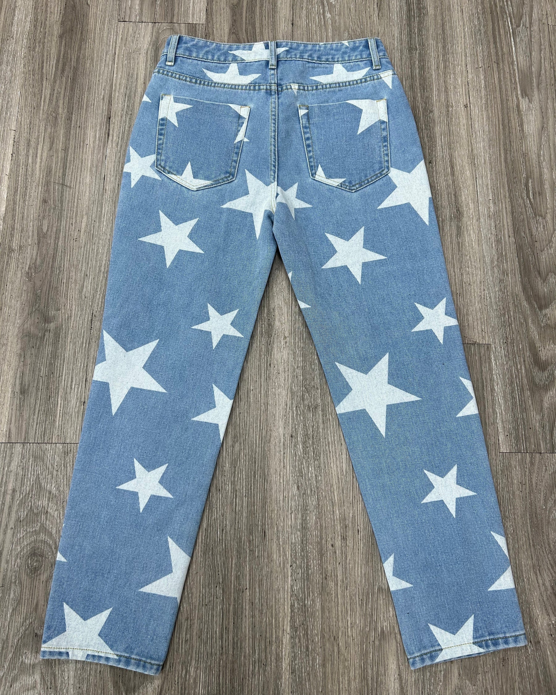 Calça Jeans Rasgado com Enfeites