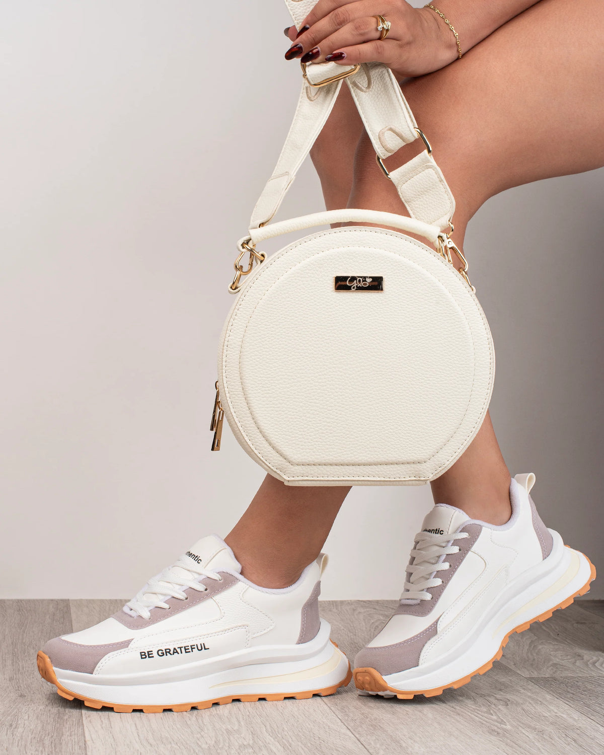 Combo 1 Tênis Casual Premium + 1 Bolsa Elegante e Funcional